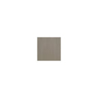 Letto con contenitore a pannelli grigio chiaro e cassetti sulla pediera