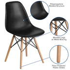 Sedia in plastica con gambe in legno