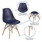 Sedia in plastica con gambe in legno
