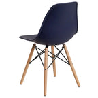 Sedia in plastica con gambe in legno