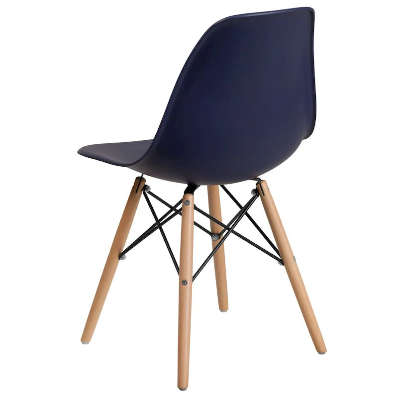 Sedia in plastica con gambe in legno