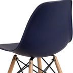 Sedia in plastica con gambe in legno