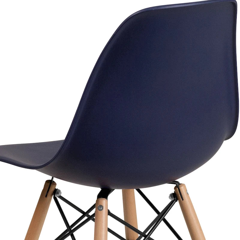 Sedia in plastica con gambe in legno