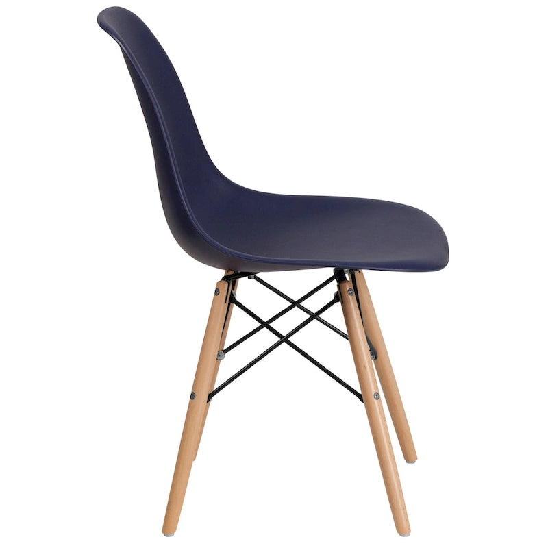 Sedia in plastica con gambe in legno