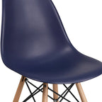 Sedia in plastica con gambe in legno
