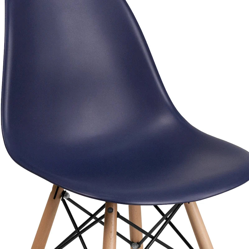 Sedia in plastica con gambe in legno