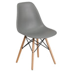 Sedia in plastica con gambe in legno