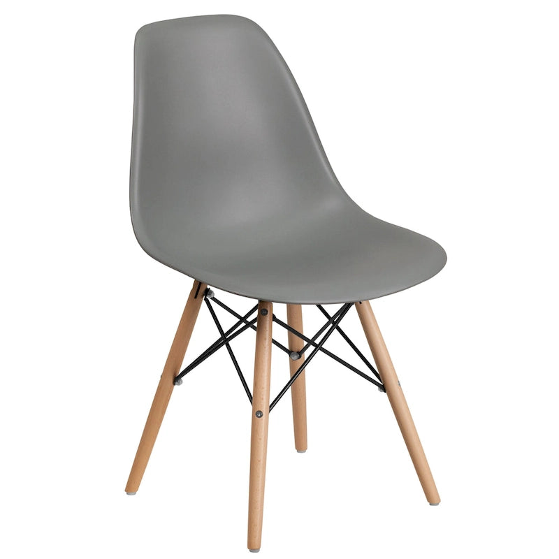 Sedia in plastica con gambe in legno