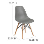 Sedia in plastica con gambe in legno