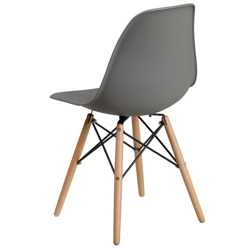 Sedia in plastica con gambe in legno