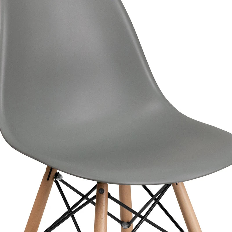 Sedia in plastica con gambe in legno