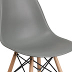 Sedia in plastica con gambe in legno