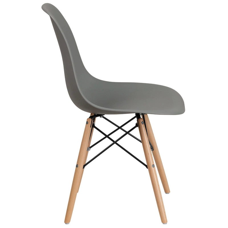 Sedia in plastica con gambe in legno