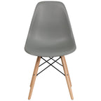 Sedia in plastica con gambe in legno