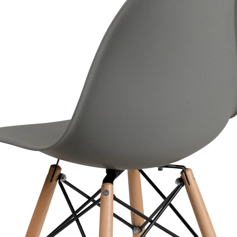 Sedia in plastica con gambe in legno
