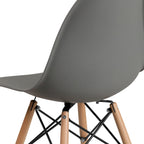 Sedia in plastica con gambe in legno