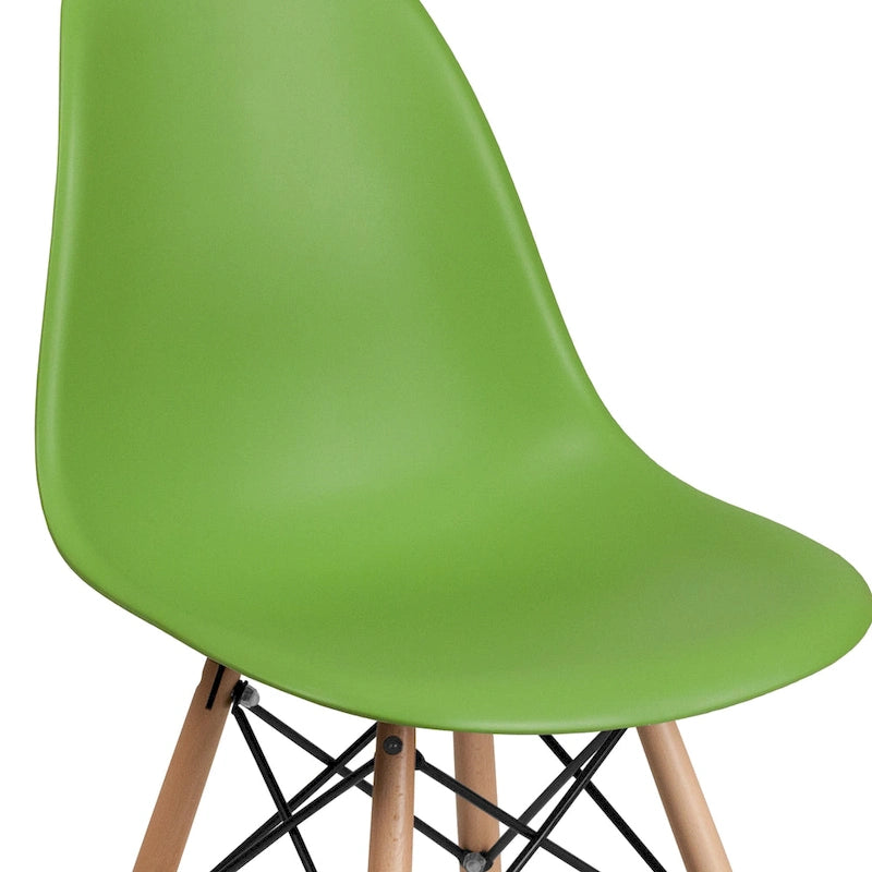 Sedia in plastica con gambe in legno
