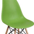 Sedia in plastica con gambe in legno