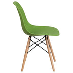 Sedia in plastica con gambe in legno