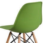 Sedia in plastica con gambe in legno