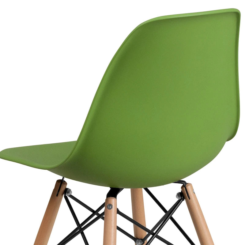 Sedia in plastica con gambe in legno