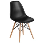 Sedia in plastica con gambe in legno