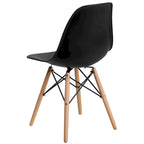 Sedia in plastica con gambe in legno