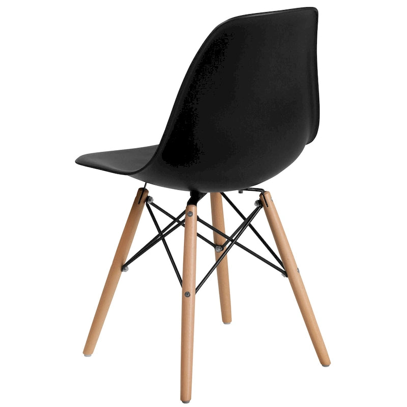 Sedia in plastica con gambe in legno