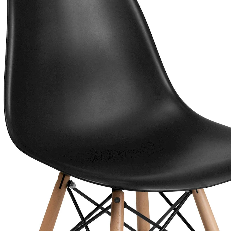 Sedia in plastica con gambe in legno