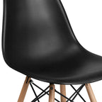 Sedia in plastica con gambe in legno