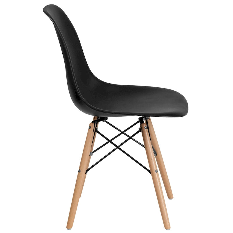 Sedia in plastica con gambe in legno
