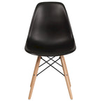 Sedia in plastica con gambe in legno