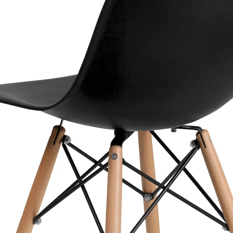 Sedia in plastica con gambe in legno